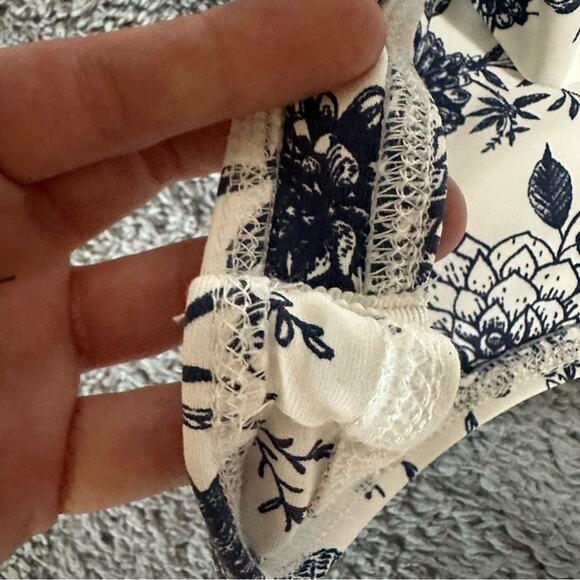 NEW Yummi By Francescas Blue and White Floral Bodysuit Size Small - Picture 7 of 8